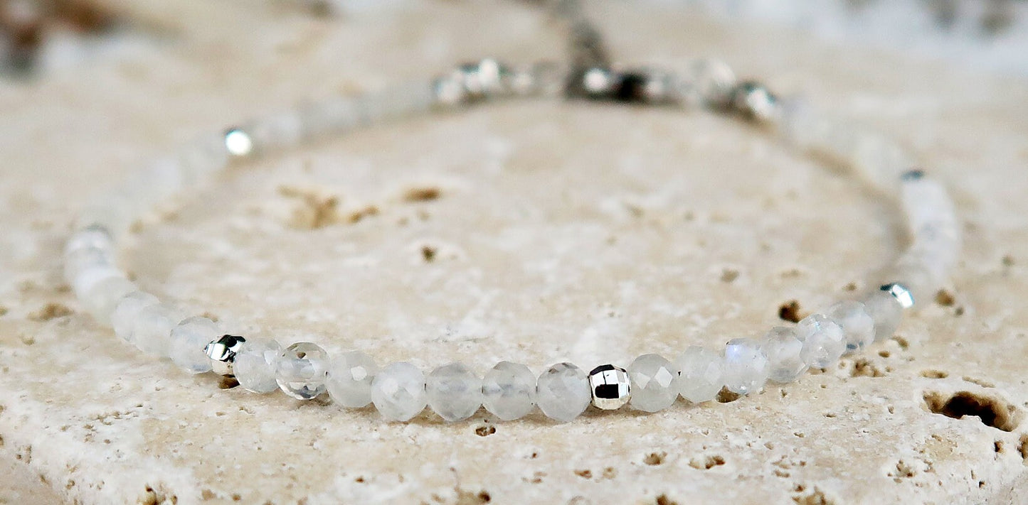 Mondstein Armband, Moonstone Bracelet, Filigranes Armband aus echtem Mondstein, Zarte Facettierte Kleine Perlen 2,5 mm, heilendes Armband