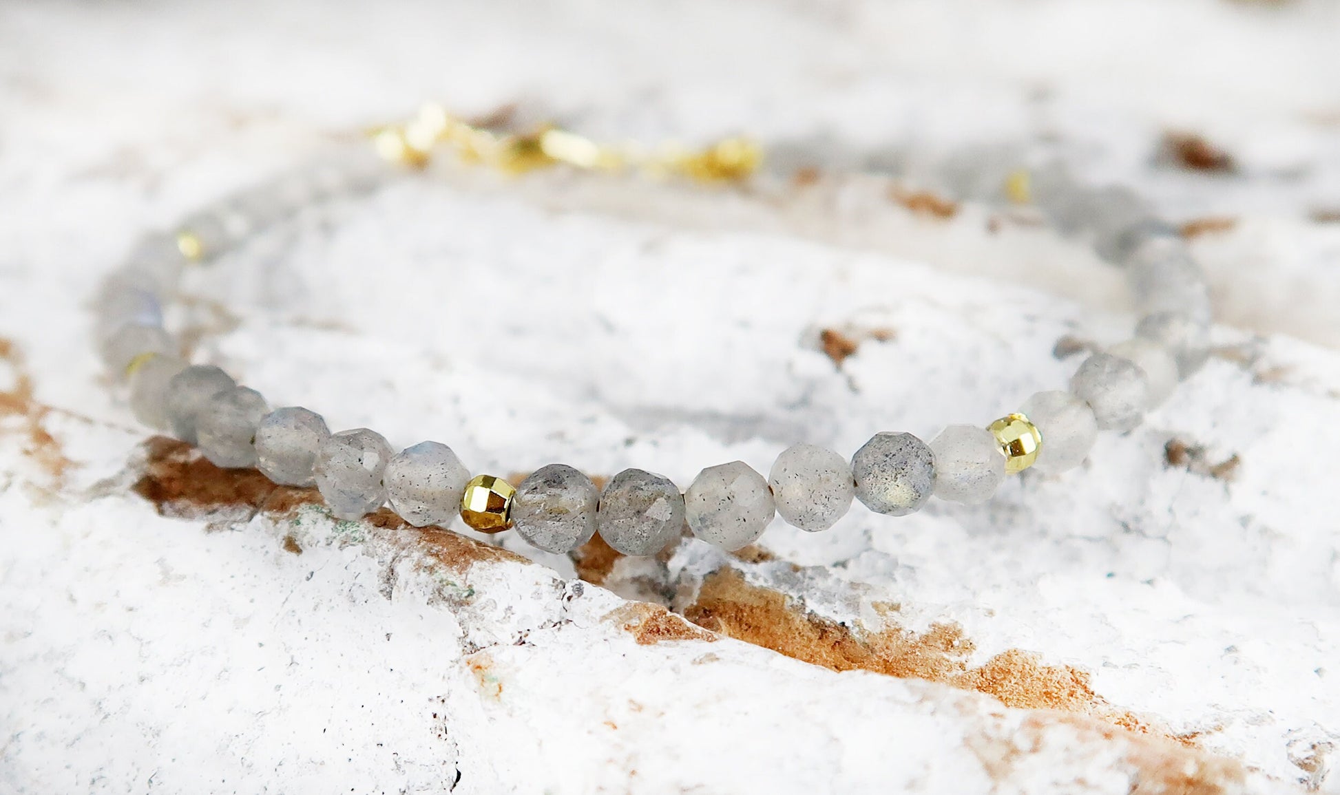 Labradorit Armband, AAA Labradorit Schmuck, Zarte Facettierte Kleine Perlen 2,5 mm, handgefertigt, Geschenk für sie, Mama Geschenk